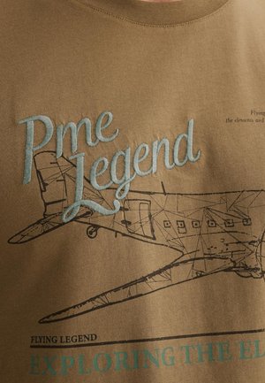 Brązowy T-shirt wykonany z bawełny, z jasnoniebieskim haftem "Pme Legend" oraz czarną grafiką samolotu z napisem "Exploring the Elements".