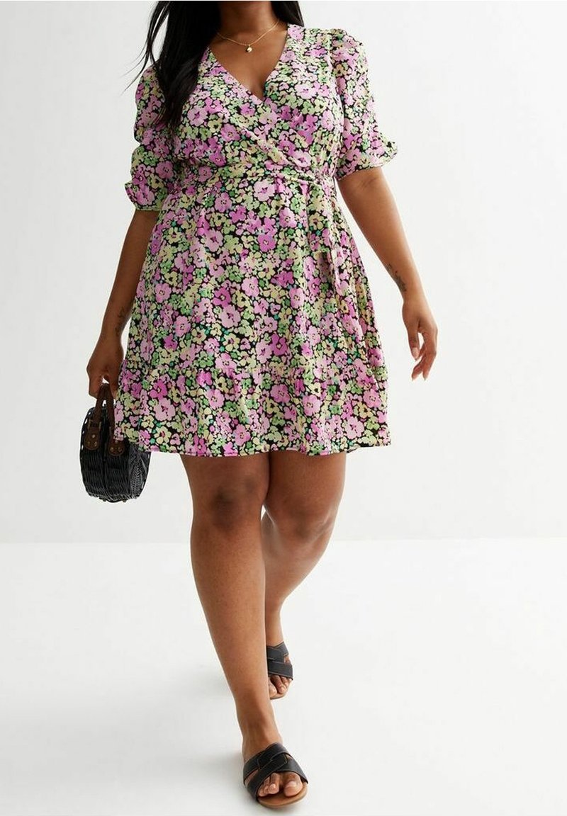 Blumenkleid mit kurzen Puffärmeln, das rosa, lila und grüne Blumen auf schwarzem Hintergrund zeigt. Es beinhaltet einen Bindegürtel und einen ausgestellten Rock.