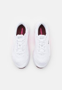 Nike Performance VERSAIR - Treeningjalatsid - white/dark team red/fierce pink/metallic silver/photon dust
