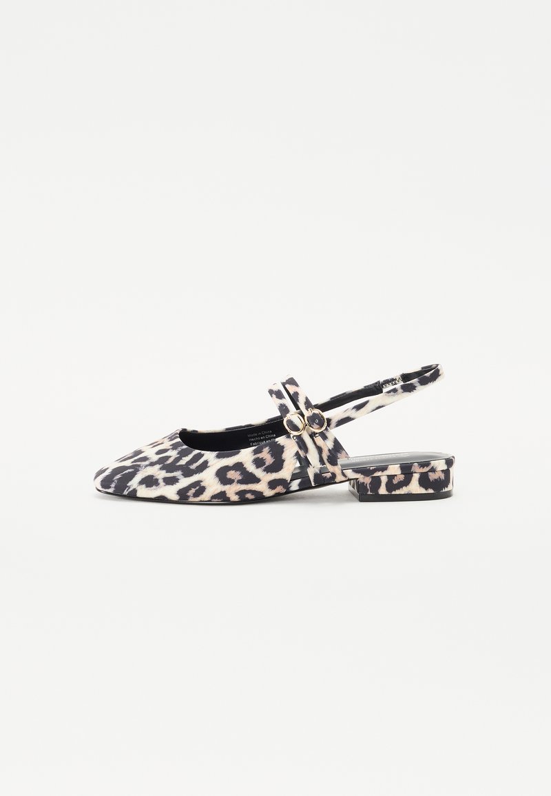 Leopardi mustriga slingback kingad terava varba, madala kontsa ja pahkluu rihmaga, millel on ringikujuline pandla detail.