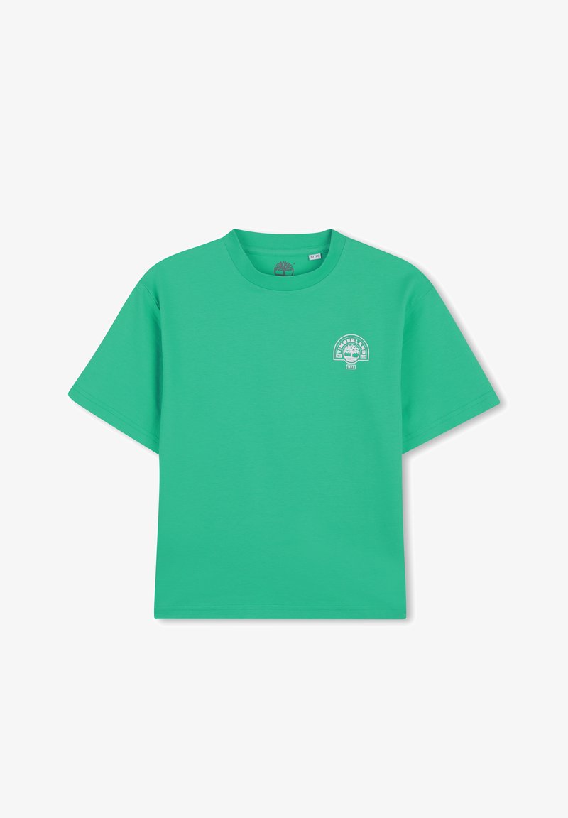 T-shirt vert en coton à manches courtes avec un col rond. Présente un petit logo imprimé en blanc sur la partie gauche de la poitrine. Design simple.