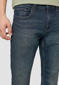 QS RICK MID RISE   - Jean slim - blau