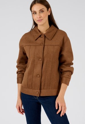 Chaqueta de mezcla de lana marrón con un gran cuello, costuras verticales y botones centrados. Presenta mangas largas y una cintura ajustada.