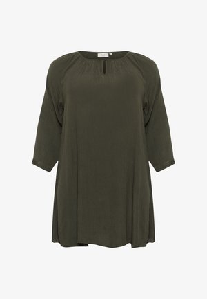 Tumši zaļa blūze ar apaļu kakla izgriezumu, 3/4 piedurknēm un nelielu atslēgvietu, izgatavota no viegla, teksturēta auduma.