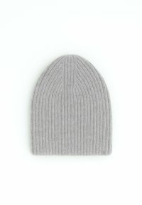 Cappello a cuffia in maglia grigia a coste con cima arrotondata e tessuto strutturato, progettato per calore e comfort. Adatto per l'uso in climi freddi.