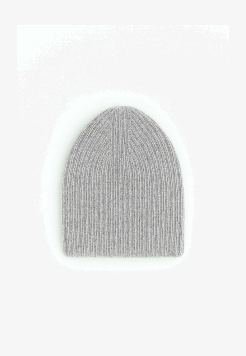Cappello a cuffia in maglia grigia a coste con cima arrotondata e tessuto strutturato, progettato per calore e comfort. Adatto per l'uso in climi freddi.