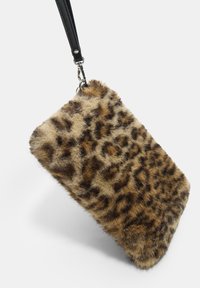 Clutch od umjetne krznenne tkanine sa uzorkom leoparda, s crnim remenom za ruku i srebrnim dodatcima, s pravokutnim oblikom i mekanim teksturom.