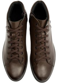 Brązowe skórzane trampki wysokie z gładkim wykończeniem, z ciemnobrązowymi sznurowadłami, zapięciem na zamek i wyściełanym kołnierzem dla wygody.