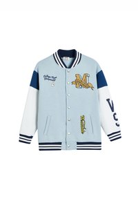 Lichtblauwe varsityjacket met marineblauwe en witte mouwen, knopen en geborduurde accenten. Bevat de teksten "Championship" en "Westside".