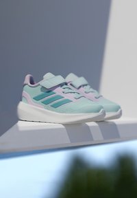 Ανοιχτό μπλε αθλητικά παπούτσια με λιλά στοιχεία, με υφή διχτυωτού επάνω μέρους, ρυθμιζόμενο λουράκι με βέλκρο και παχύ λευκό πάτο.