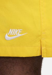 Nike Sportswear CLUB FLOW - Shorts - lightning white