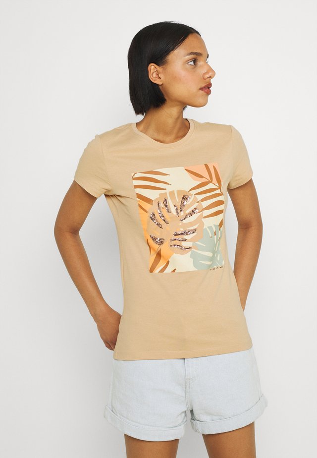 ONLMAYA LIFE FIT BOX - T-shirt z nadrukiem - ginger root