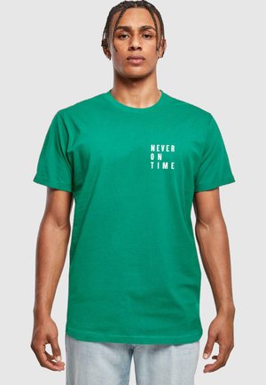 NEVER ON TIME  - Print T-shirt - forest green