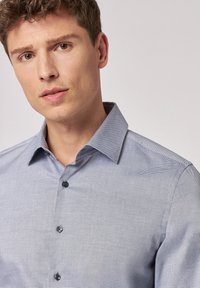 ROY ROBSON SLIM FIT MIT LEICHTER STRUKTUR - Zakelijk overhemd - grau