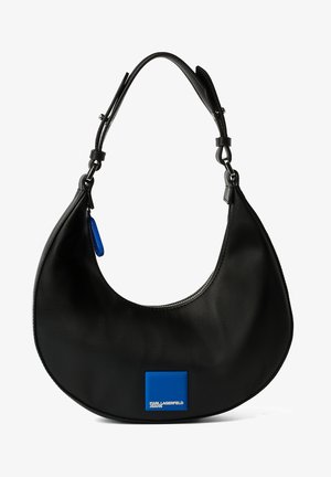 Borsa hobo in pelle nera con una forma curvata, dotata di un accento quadrato blu e hardware in argento. Texture liscia con chiusura a zip.