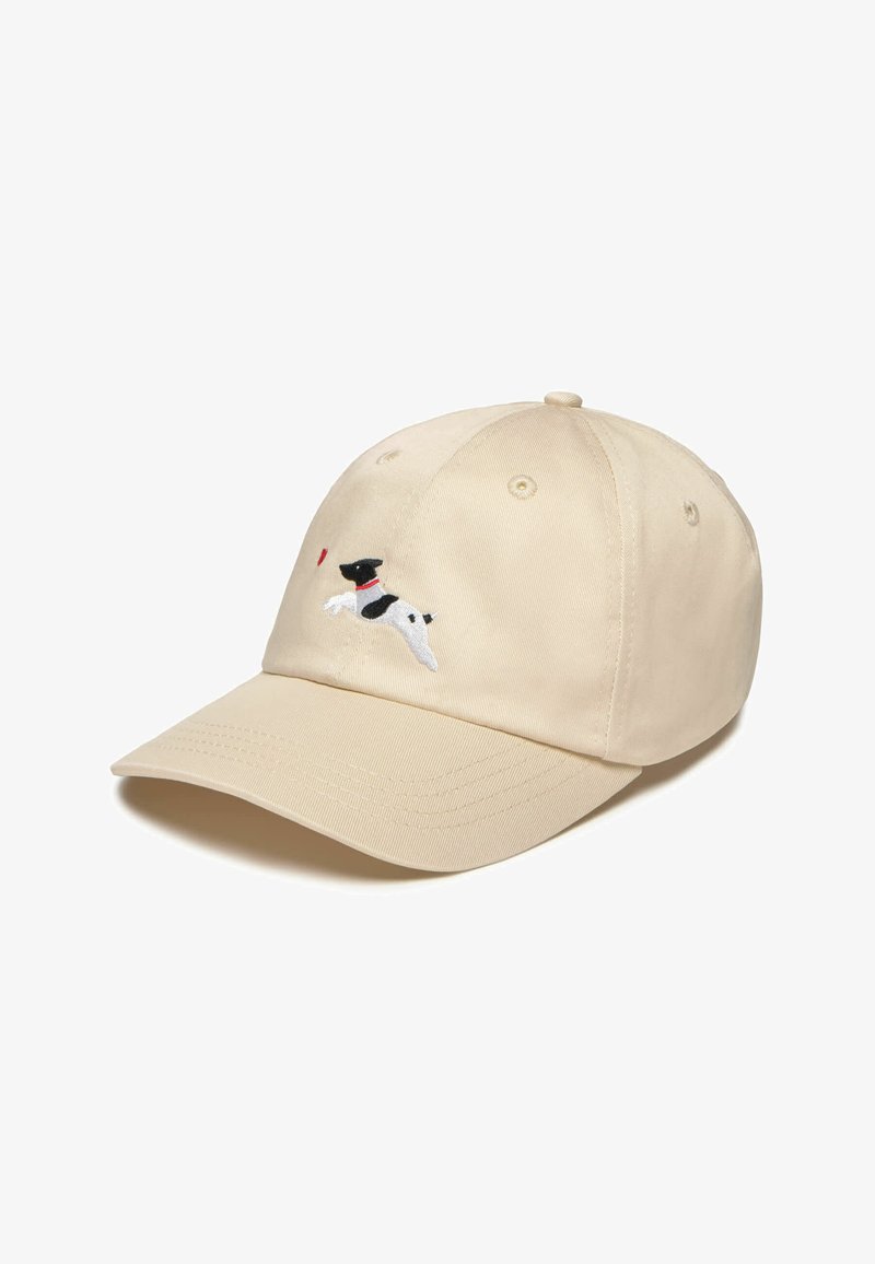 Casquette de baseball beige avec un chien noir et blanc brodé portant un collier rouge, sautant vers une petite balle rouge sur le panneau avant.