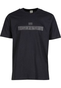 Juodas medvilninis marškinėlis su guminiu pilku logotipu "883POLICE" priekyje, apykaklės forma apvalia, trumpomis rankovėmis.