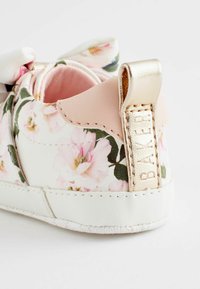 Baker by Ted Baker FLORAL ORGANZA BOW TRAINER PADDERS biały