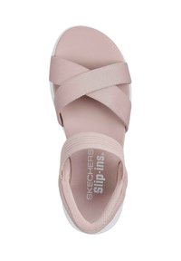 Sandalia rosa tipo slip-on con correas elásticas entrecruzadas, plantilla suave y suela de goma blanca. Presenta el logo en la plantilla.