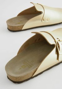 Next FOREVER COMFORT FOOTBED  - Pantoletai - gold