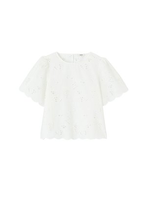 Blouse blanche à manches courtes avec bords festonnés et détails de découpe florale ajourée, col rond et manches légèrement bouffantes.