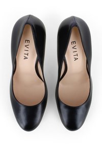 Schwarze Leder High Heels mit glatter Oberfläche, mandelförmiger Zehenpartie, ausgeschnittenen Seiten und einem hellbeigen Innenraum, der den eingeprägten Markennamen "EVITA" trägt.