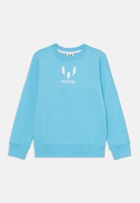 Lys blå genser laget av bomull, med rund hals og lange ermer. Hvit logo med stiliserte bokstaver 'M' og 'MESSi' foran.