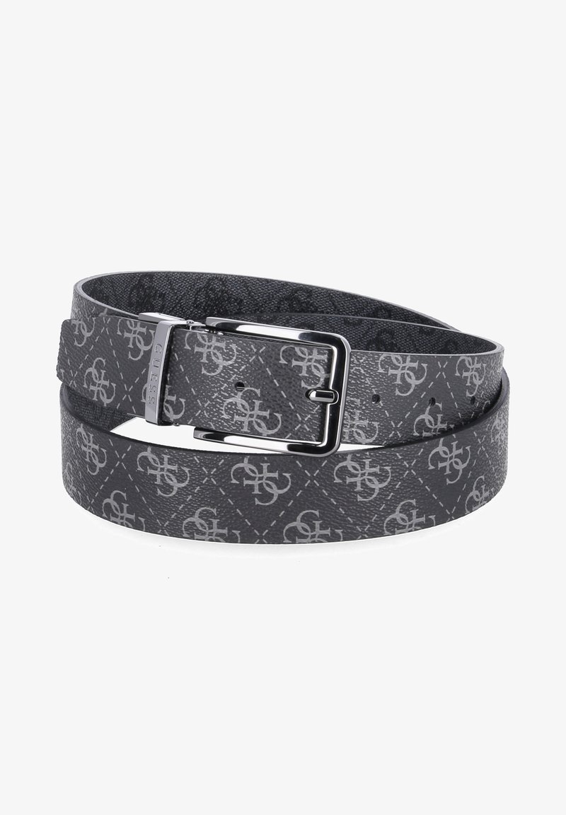 Ceinture grise à motif en simili cuir, dotée d'une boucle en métal argenté. Le design comprend un logo répété et une texture matelassée.