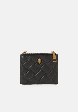 Portafoglio in pelle nera con design intrecciato, caratterizzato da un emblema dorato di leone e una chiusura a zip, accentuato da un tirante dorato.