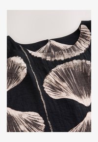 Non selezionato, black shell print