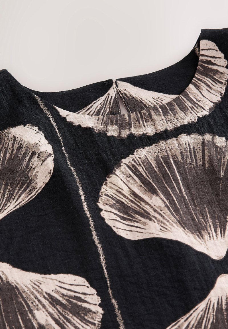 Next REGULAR FIT - TEXTURED BOXY - Blusa - black shell print/negro ...