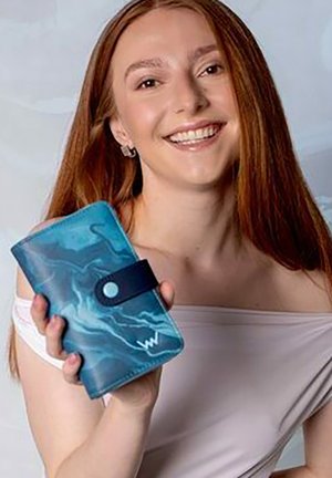 Modrá mramorovaná peněženka s tmavě modrým zapínáním na patent a kulatým akcentem. Hladký povrch a obdélníkový tvar, držena v ruce.
