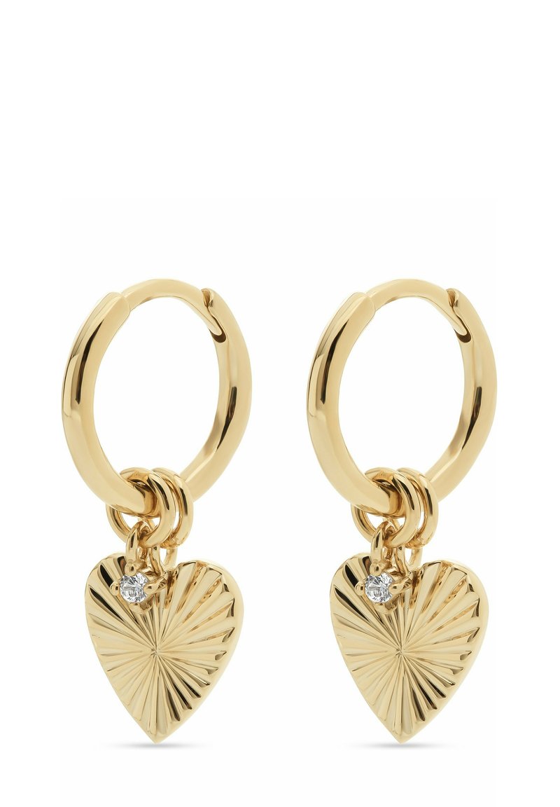 Orecchini a cerchio in oro con un charm a forma di cuore testurizzato, caratterizzati da un motivo a raggiera e un piccolo dettaglio in gemma trasparente.