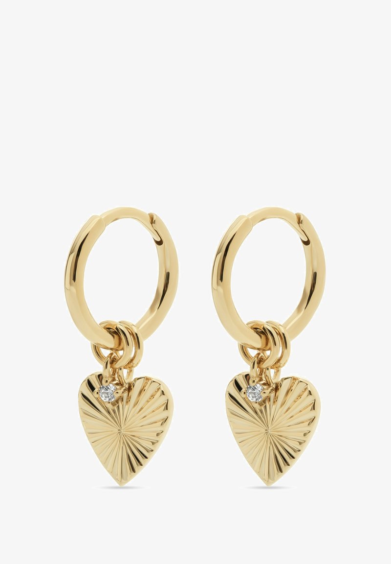 Guldarmband med en strukturerad hjärtberlock, som har ett solstrålemönster och en liten klar ädelsten som accent.