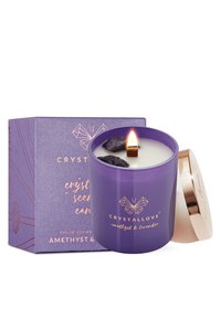 Fioletowa świeca sojowa z kryształami ametystu, z złotym logo i białą pokrywką, w dopasowanym fioletowym pudełku ze złotymi akcentami.