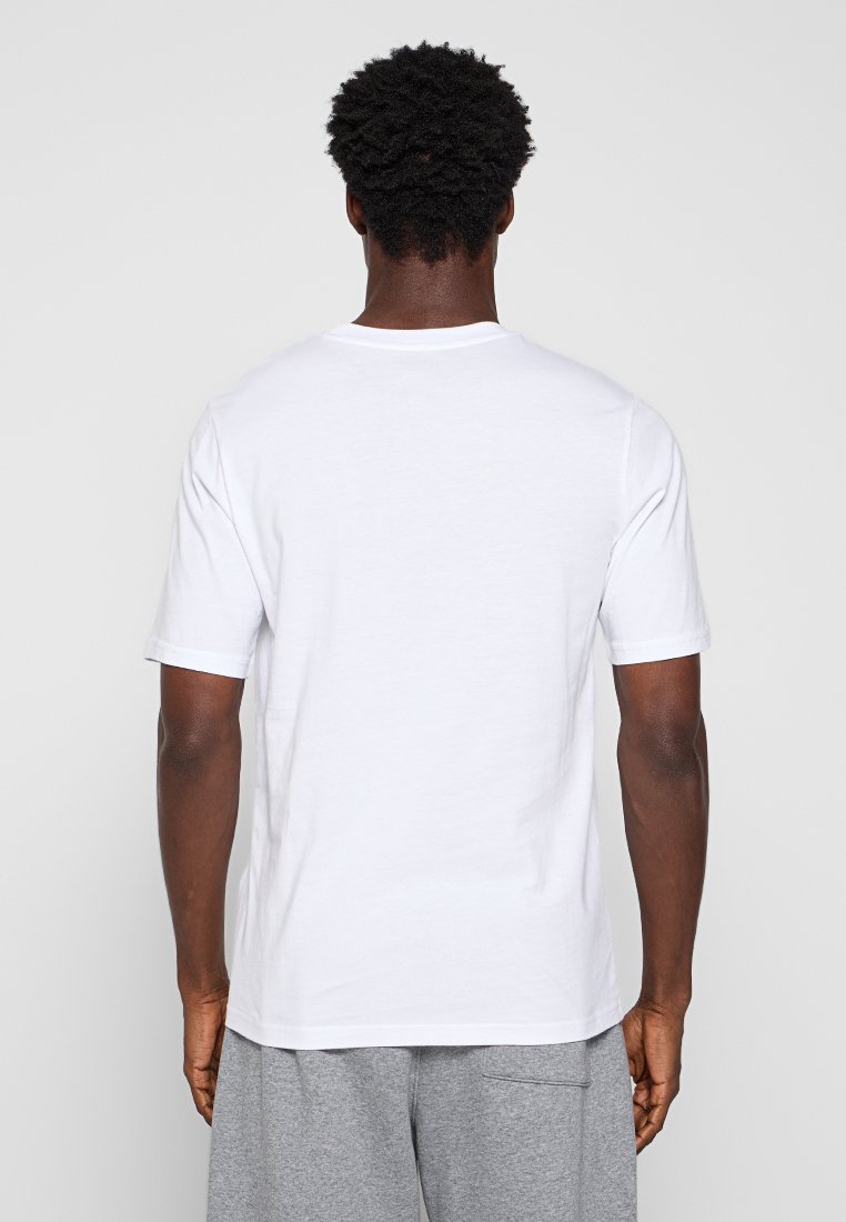 Weißes Baumwoll-T-Shirt mit kurzen Ärmeln und Rundhalsausschnitt, das eine glatte Textur und ein schlichtes Design aufweist. Die Rückansicht zeigt minimale Details.