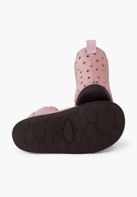 Botines rosa con un patrón de estrellas, parte superior de textura suave y una suela de goma negra flexible con características de agarre distintivas. Talla 26 indicada.