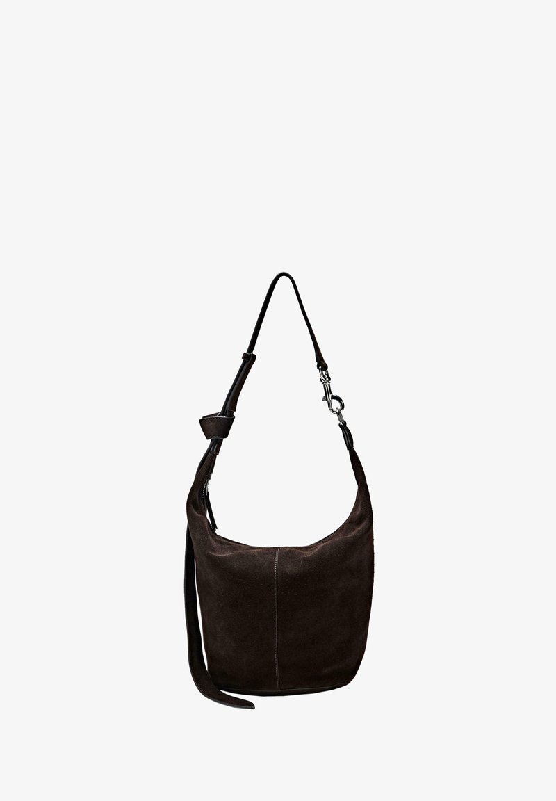 Borsa a tracolla in suede marrone con forma curva, tracolla in pelle regolabile e chiusura con cerniera. Presenta cuciture discrete e una texture morbida.
