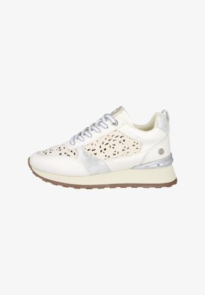 Zapatillas blancas con un upper texturizado que presenta patrones troquelados, acentos metálicos plateados y una suela ligera con una suela de goma marrón.