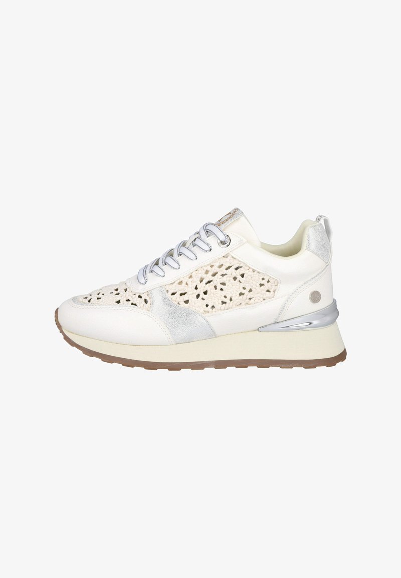 Zapatillas blancas con un upper texturizado que presenta patrones troquelados, acentos metálicos plateados y una suela ligera con una suela de goma marrón.