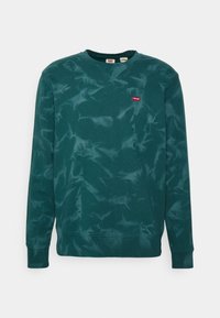 Groen sweatshirt met een gestructureerd, tie-dye patroon. Heeft een ronde hals en geribbelde manchetten. Klein rood logo op de linkerborst.