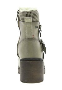 Bottines vert olive avec un col texturé et rembourré, fermeture éclair sur le côté et un talon épais marron ; présente des accents à motif pied-de-poule.