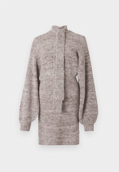 Pletený pulóver svetlosivej farby s dlhými rukávmi, vysokým golierom a detailom šatky. Mäkká textúra s jemným, zmiešaným vzorom po celej ploche.