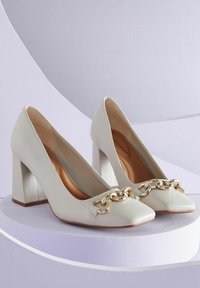 Next FOREVER COMFORT WITH MOTIONFLEX HARDWARE TRIM SQUARE TOE COURT - Klassieke pumps - bone