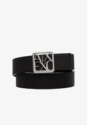 Cintura in pelle nera con texture, fibbia quadrata in argento con le lettere incise "A|X" e "ARMANI EXCHANGE".