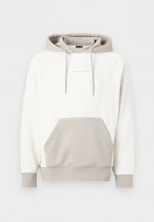 Witte en beige Emporio Armani hoodie met voorzak en capuchon met trekkoord, gepresenteerd op een effen achtergrond.