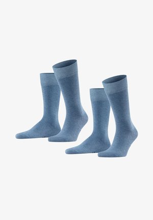 Blaue Baumwollsocken in verschiedenen Höhen angezeigt; glatte Textur mit einem gerippten oberen Bund; zwei Paar in Knöchellänge und ein Paar in Crew-Länge.
