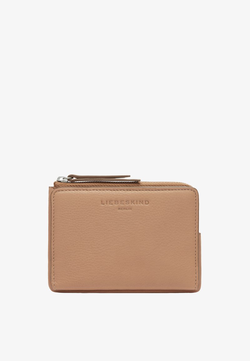 Portefeuille en cuir tan avec une surface texturée, fermeture éclair et logo en relief. Forme rectangulaire compacte avec une fente latérale pour les cartes.