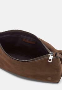 Borsa in suede marrone con zip argentata parzialmente aperta, che mostra l'interno in tessuto nero e una piccola tasca interna.
