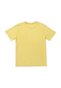 Camiseta de algodón amarilla con mangas cortas, escote redondo y detalle de costura visible alrededor del cuello. Textura suave, diseño simple.